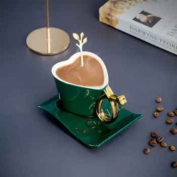 Europos prabangos širdies formos keramikos puodelis kavos puodelis high-end puodelis ir lėkštelė nustatyti kūrybos mėgėjams taurės kaulų kinijos arbatos rinkinys